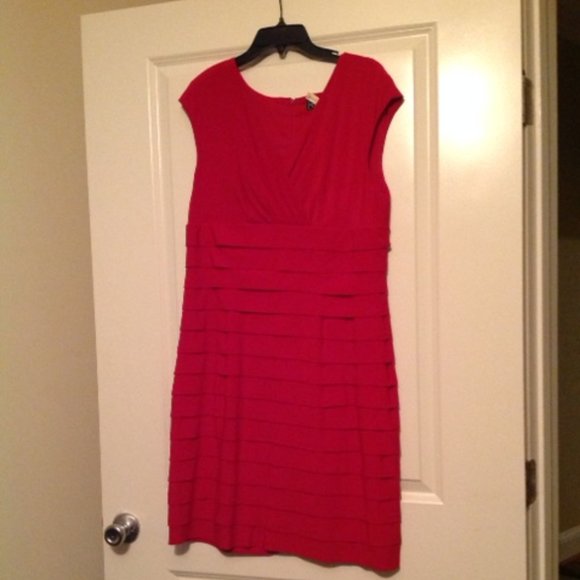 STUNNING RED SEMI FORMAL DRESS - SIZE 14 - Picture 1 of 3